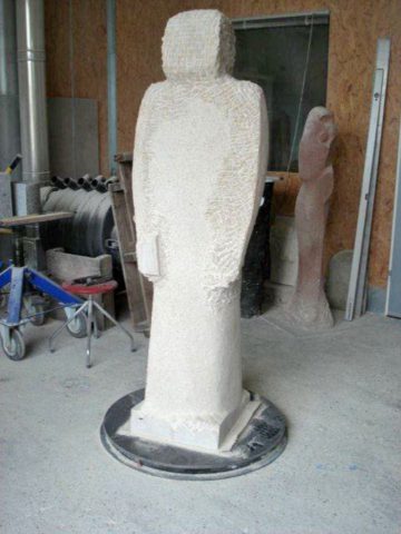 Die noch unvollendete 7. Figur im Atelier der Steinbildhauerin Christine Jasmin Niederndorfer. Foto: Annette Andernacht Die noch unvollendete 7. Figur im Atelier